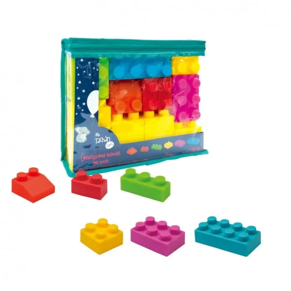 Construcciones Blandas 28 Piezas - Tachán Descripción ¡La imaginación de tu peque no tendrá límites con las Construcciones Blandas 28 Piezas de Tachán! Este colorido set de bloques blanditos ha sido creado especialmente para niños a partir de 12 meses que comienzan a explorar, construir y descubrir el mundo que los rodea. Cada pieza tiene forma de ladrillo y encaja fácilmente con las demás, permitiendo múltiples combinaciones que estimulan la creatividad, el pensamiento lógico y la coordinación motora. Fabricadas en goma suave, sin bordes ni aristas, estas piezas de construcción son seguras, agradables al tacto y fáciles de manipular por manos pequeñas. Los bloques de construcción para bebés de Tachán vienen en una práctica bolsa con cremallera, lo que no solo facilita el orden y el almacenamiento, sino que también enseña a los peques la importancia de recoger y cuidar sus juguetes. Además, gracias a su formato portátil, este juguete educativo puede acompañarlos a cualquier parte. Con colores vivos que llaman la atención y fomentan el reconocimiento visual, este juego de bloques de construcción blandos es una herramienta ideal para introducir conceptos básicos como el conteo, la clasificación por color o la resolución de problemas. ¡Todo mientras se divierten construyendo castillos, torres o lo que su imaginación dicte! Características principales Marca: Tachán Referencia: T00551 EAN: 8435441005512 Edad recomendada: +12 meses Material: Goma blanda, sin aristas Incluye: 28 bloques de colores Presentación: Bolsa con cremallera Características destacadas Piezas blandas y seguras, ideales para manos pequeñas. 28 bloques que encajan entre sí para construir múltiples formas. Colores llamativos que estimulan el reconocimiento visual. Bolsa con cremallera para guardar, transportar y fomentar el orden. Juguete educativo que impulsa la creatividad y la motricidad fina. Razones para comprarlo Este set de construcciones blandas para bebés es mucho más que un simple juguete: es una herramienta de aprendizaje temprano que favorece la exploración sensorial, el juego libre y el desarrollo de habilidades cognitivas y manuales. Perfecto como regalo para niños a partir de 1 año, fomenta la autonomía, el orden y la imaginación desde sus primeros pasos en el juego simbólico. Advertencias de seguridad Utilizar siempre bajo la supervisión de un adulto. Mantener limpias las superficies tras cada uso. Producto conforme a las normativas de la Unión Europea (marcado CE). ¡Haz que construir sea toda una aventura desde el primer año! Elige las Construcciones Blandas 28 Piezas de Tachán y deja que tu peque descubra el placer de imaginar, crear y jugar en un entorno seguro, educativo y lleno de color.