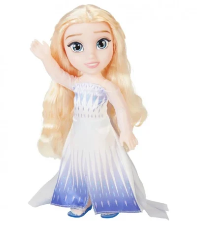 Muñeca Elsa Reina 38 cm Frozen 2 Disney – JAKKS Pacific INTRODUCCIÓN La Muñeca Elsa Reina 38 cm Frozen 2 Disney – JAKKS Pacific es una opción perfecta para niños y niñas a partir de 3 años que disfrutan recreando escenas conocidas y construyendo historias propias. Su tamaño de 38 cm aporta presencia en el juego y facilita la manipulación en rutinas de vestir, preparar y “poner en escena” al personaje. Gracias a sus puntos de articulación, permite cambiar posturas y enriquecer el juego simbólico con situaciones de cuidado, convivencia y aventura. Una muñeca infantil especialmente atractiva para fans de Frozen 2 que buscan un personaje reconocible y con buen nivel de detalle. BENEFICIOS DEL JUEGO SIMBÓLICO Jugar con una muñeca para niños basada en un personaje conocido ayuda a crear relatos y roles con referencias claras: Desarrollo de la imaginación: recrear momentos de Frozen 2 o inventar nuevas escenas en Arendelle. Expresión emocional: representar calma, valentía, dudas o decisiones a través del juego narrativo. Empatía y cuidado: integrar rutinas de preparación (vestir, colocar, peinar) y acompañamiento. Lenguaje y comunicación: construir diálogos, describir acciones y ampliar vocabulario. Juego libre y narrativo: combinarla con otros juguetes y escenarios, sin guion cerrado. DISEÑO, MATERIALES Y CALIDAD Diseño inspirado en Frozen 2: estética reconocible de Elsa con vestuario azul. Muñeca articulada: permite colocarla en distintas posturas para juego dinámico y exposición. Conjunto completo para el personaje: incluye vestido y zapatos, aportando realismo al juego. Acabados pensados para uso infantil: formato robusto y cómodo para jugar en casa. EXPERIENCIA DE JUEGO Y USO REAL Por tamaño y accesorios, esta muñeca encaja muy bien en juegos cotidianos: preparar a Elsa, cambiarla de postura, colocarla en “escenas” y construir pequeñas historias con principio y fin. Funciona tanto en juego individual como compartido, especialmente cuando hay otros personajes o escenarios en casa. Su formato de 38 cm también aporta valor a medio plazo, porque se integra bien en un rincón de juego o en una estantería cuando el uso pasa de juego activo a “colección” o decoración infantil. CARACTERÍSTICAS TÉCNICAS Marca: JAKKS Pacific Referencia: 214894 EAN: 192995214897 Altura / tamaño: 38 cm Dimensiones: 38,0 × 17,2 × 12,0 cm Edad recomendada: +3 años Incluye accesorios: 1 vestido, 1 par de zapatos Pilas: no necesita IDEAL PARA REGALAR Un acierto para cumpleaños, Navidad y ocasiones especiales si el niño o la niña es fan de Frozen. Encaja especialmente con quienes disfrutan del juego simbólico basado en personajes: preparar, vestir, representar escenas y crear historias. Por su tamaño y presentación, es un regalo con presencia, fácil de identificar y de integrar en el juego diario. SEGURIDAD Y ADVERTENCIAS Cumple normativa europea CE (según indicación del fabricante). No apto para menores de 3 años: puede contener piezas pequeñas con riesgo de asfixia/atragantamiento. Uso bajo la vigilancia directa de un adulto. Retirar embalajes y sujeciones antes de entregar el juguete al niño. Nota de producto: especificaciones, colores y contenidos pueden variar ligeramente respecto a imágenes o ilustraciones.