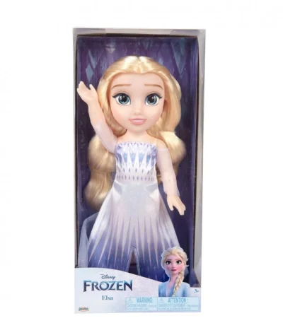 Muñeca Elsa Reina 38 cm Frozen 2 Disney – JAKKS Pacific INTRODUCCIÓN La Muñeca Elsa Reina 38 cm Frozen 2 Disney – JAKKS Pacific es una opción perfecta para niños y niñas a partir de 3 años que disfrutan recreando escenas conocidas y construyendo historias propias. Su tamaño de 38 cm aporta presencia en el juego y facilita la manipulación en rutinas de vestir, preparar y “poner en escena” al personaje. Gracias a sus puntos de articulación, permite cambiar posturas y enriquecer el juego simbólico con situaciones de cuidado, convivencia y aventura. Una muñeca infantil especialmente atractiva para fans de Frozen 2 que buscan un personaje reconocible y con buen nivel de detalle. BENEFICIOS DEL JUEGO SIMBÓLICO Jugar con una muñeca para niños basada en un personaje conocido ayuda a crear relatos y roles con referencias claras: Desarrollo de la imaginación: recrear momentos de Frozen 2 o inventar nuevas escenas en Arendelle. Expresión emocional: representar calma, valentía, dudas o decisiones a través del juego narrativo. Empatía y cuidado: integrar rutinas de preparación (vestir, colocar, peinar) y acompañamiento. Lenguaje y comunicación: construir diálogos, describir acciones y ampliar vocabulario. Juego libre y narrativo: combinarla con otros juguetes y escenarios, sin guion cerrado. DISEÑO, MATERIALES Y CALIDAD Diseño inspirado en Frozen 2: estética reconocible de Elsa con vestuario azul. Muñeca articulada: permite colocarla en distintas posturas para juego dinámico y exposición. Conjunto completo para el personaje: incluye vestido y zapatos, aportando realismo al juego. Acabados pensados para uso infantil: formato robusto y cómodo para jugar en casa. EXPERIENCIA DE JUEGO Y USO REAL Por tamaño y accesorios, esta muñeca encaja muy bien en juegos cotidianos: preparar a Elsa, cambiarla de postura, colocarla en “escenas” y construir pequeñas historias con principio y fin. Funciona tanto en juego individual como compartido, especialmente cuando hay otros personajes o escenarios en casa. Su formato de 38 cm también aporta valor a medio plazo, porque se integra bien en un rincón de juego o en una estantería cuando el uso pasa de juego activo a “colección” o decoración infantil. CARACTERÍSTICAS TÉCNICAS Marca: JAKKS Pacific Referencia: 214894 EAN: 192995214897 Altura / tamaño: 38 cm Dimensiones: 38,0 × 17,2 × 12,0 cm Edad recomendada: +3 años Incluye accesorios: 1 vestido, 1 par de zapatos Pilas: no necesita IDEAL PARA REGALAR Un acierto para cumpleaños, Navidad y ocasiones especiales si el niño o la niña es fan de Frozen. Encaja especialmente con quienes disfrutan del juego simbólico basado en personajes: preparar, vestir, representar escenas y crear historias. Por su tamaño y presentación, es un regalo con presencia, fácil de identificar y de integrar en el juego diario. SEGURIDAD Y ADVERTENCIAS Cumple normativa europea CE (según indicación del fabricante). No apto para menores de 3 años: puede contener piezas pequeñas con riesgo de asfixia/atragantamiento. Uso bajo la vigilancia directa de un adulto. Retirar embalajes y sujeciones antes de entregar el juguete al niño. Nota de producto: especificaciones, colores y contenidos pueden variar ligeramente respecto a imágenes o ilustraciones.