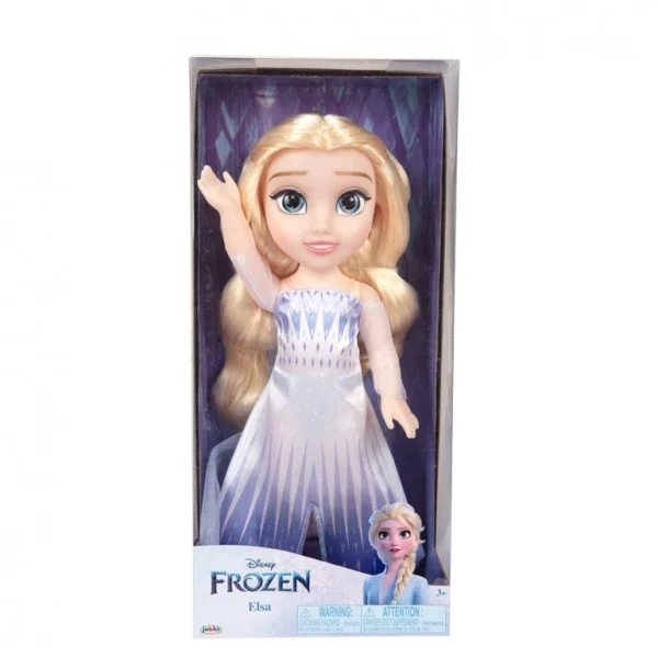 Muñeca Elsa Reina 38 cm Frozen 2 Disney – JAKKS Pacific INTRODUCCIÓN La Muñeca Elsa Reina 38 cm Frozen 2 Disney – JAKKS Pacific es una opción perfecta para niños y niñas a partir de 3 años que disfrutan recreando escenas conocidas y construyendo historias propias. Su tamaño de 38 cm aporta presencia en el juego y facilita la manipulación en rutinas de vestir, preparar y “poner en escena” al personaje. Gracias a sus puntos de articulación, permite cambiar posturas y enriquecer el juego simbólico con situaciones de cuidado, convivencia y aventura. Una muñeca infantil especialmente atractiva para fans de Frozen 2 que buscan un personaje reconocible y con buen nivel de detalle. BENEFICIOS DEL JUEGO SIMBÓLICO Jugar con una muñeca para niños basada en un personaje conocido ayuda a crear relatos y roles con referencias claras: Desarrollo de la imaginación: recrear momentos de Frozen 2 o inventar nuevas escenas en Arendelle. Expresión emocional: representar calma, valentía, dudas o decisiones a través del juego narrativo. Empatía y cuidado: integrar rutinas de preparación (vestir, colocar, peinar) y acompañamiento. Lenguaje y comunicación: construir diálogos, describir acciones y ampliar vocabulario. Juego libre y narrativo: combinarla con otros juguetes y escenarios, sin guion cerrado. DISEÑO, MATERIALES Y CALIDAD Diseño inspirado en Frozen 2: estética reconocible de Elsa con vestuario azul. Muñeca articulada: permite colocarla en distintas posturas para juego dinámico y exposición. Conjunto completo para el personaje: incluye vestido y zapatos, aportando realismo al juego. Acabados pensados para uso infantil: formato robusto y cómodo para jugar en casa. EXPERIENCIA DE JUEGO Y USO REAL Por tamaño y accesorios, esta muñeca encaja muy bien en juegos cotidianos: preparar a Elsa, cambiarla de postura, colocarla en “escenas” y construir pequeñas historias con principio y fin. Funciona tanto en juego individual como compartido, especialmente cuando hay otros personajes o escenarios en casa. Su formato de 38 cm también aporta valor a medio plazo, porque se integra bien en un rincón de juego o en una estantería cuando el uso pasa de juego activo a “colección” o decoración infantil. CARACTERÍSTICAS TÉCNICAS Marca: JAKKS Pacific Referencia: 214894 EAN: 192995214897 Altura / tamaño: 38 cm Dimensiones: 38,0 × 17,2 × 12,0 cm Edad recomendada: +3 años Incluye accesorios: 1 vestido, 1 par de zapatos Pilas: no necesita IDEAL PARA REGALAR Un acierto para cumpleaños, Navidad y ocasiones especiales si el niño o la niña es fan de Frozen. Encaja especialmente con quienes disfrutan del juego simbólico basado en personajes: preparar, vestir, representar escenas y crear historias. Por su tamaño y presentación, es un regalo con presencia, fácil de identificar y de integrar en el juego diario. SEGURIDAD Y ADVERTENCIAS Cumple normativa europea CE (según indicación del fabricante). No apto para menores de 3 años: puede contener piezas pequeñas con riesgo de asfixia/atragantamiento. Uso bajo la vigilancia directa de un adulto. Retirar embalajes y sujeciones antes de entregar el juguete al niño. Nota de producto: especificaciones, colores y contenidos pueden variar ligeramente respecto a imágenes o ilustraciones.