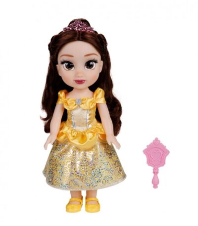 Muñeca Princesa Bella 38 cm Disney – JAKKS Pacific INTRODUCCIÓN La Muñeca Princesa Bella 38 cm Disney – JAKKS Pacific está pensada para niños y niñas a partir de 3 años que disfrutan del juego de roles y de recrear historias clásicas. Su tamaño grande aporta presencia y facilita la manipulación, mientras que la articulación permite cambiar posturas para enriquecer el juego simbólico: escenas de cuento, rutinas de preparación y momentos de cuidado. Incluye accesorios que completan la experiencia (vestido, zapatos y una tiara desmontable), además de un cabello largo suelto ideal para juegos de peinado. Una muñeca infantil con estética reconocible y detalles pensados para el uso diario. BENEFICIOS DEL JUEGO SIMBÓLICO Las muñecas de personajes ayudan a construir narrativas con referencias claras, sin limitar el juego: Desarrollo de la imaginación: inventar escenas nuevas a partir del universo de Bella o crear historias propias. Expresión emocional: representar situaciones de convivencia, decisiones y cuidado desde el juego narrativo. Empatía y cuidado: integrar rutinas como peinar, vestir y preparar al personaje. Lenguaje y comunicación: crear diálogos, describir acciones y ampliar vocabulario. Juego libre y compartido: fácil de integrar en juego con hermanos, amigos o familia. DISEÑO, MATERIALES Y CALIDAD Muñeca articulada: permite colocarla en distintas posturas para juego más expresivo. Vestuario con acabado decorativo: incluye falda con purpurina en tono platino, aportando brillo sin recargar el diseño. Rostro y pelo con estética “princesa”: ojos brillantes y cabello largo suelto para peinar. Accesorios completos: vestido, zapatos y tiara desmontable para dar variedad al juego. EXPERIENCIA DE JUEGO Y USO REAL Por su formato de 38 cm, esta muñeca se presta a un uso cotidiano: preparar a Bella, cambiarla de postura, colocar la tiara y construir escenas de cuento en casa. Funciona muy bien para juego individual (historias tranquilas y rutinas) y también para juego compartido, donde el niño o la niña puede asignar roles y turnos. Los accesorios ayudan a mantener el interés sin necesidad de muchas piezas, y el tamaño facilita que sea una muñeca “principal” dentro del rincón de juego. CARACTERÍSTICAS TÉCNICAS Marca: JAKKS Pacific Referencia: 230134 EAN: 192995230132 Altura / tamaño: 38 cm Dimensiones: 38,0 × 17,2 × 12,1 cm Edad recomendada: +3 años Tipo de muñeca: articulada Incluye: 1 muñeca, 1 vestido, 1 par de zapatos, 1 tiara desmontable Pilas: no necesita IDEAL PARA REGALAR Una opción muy sólida para cumpleaños, Navidad o como detalle especial para fans de las Princesas Disney. Encaja especialmente con niños y niñas que disfrutan del juego simbólico de cuentos: vestirse, prepararse, representar escenas y crear historias nuevas. Por tamaño y accesorios, tiene una presentación muy agradecida como regalo. SEGURIDAD Y ADVERTENCIAS Cumple normativa europea CE (según indicación del fabricante). No apta para menores de 3 años: puede contener piezas pequeñas con riesgo de atragantamiento/asfixia. Uso bajo supervisión adulta. Retirar embalajes y sujeciones antes de entregar el juguete. Las especificaciones, colores y contenidos pueden variar ligeramente respecto a imágenes o ilustraciones.