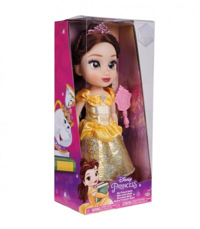 Muñeca Princesa Bella 38 cm Disney – JAKKS Pacific INTRODUCCIÓN La Muñeca Princesa Bella 38 cm Disney – JAKKS Pacific está pensada para niños y niñas a partir de 3 años que disfrutan del juego de roles y de recrear historias clásicas. Su tamaño grande aporta presencia y facilita la manipulación, mientras que la articulación permite cambiar posturas para enriquecer el juego simbólico: escenas de cuento, rutinas de preparación y momentos de cuidado. Incluye accesorios que completan la experiencia (vestido, zapatos y una tiara desmontable), además de un cabello largo suelto ideal para juegos de peinado. Una muñeca infantil con estética reconocible y detalles pensados para el uso diario. BENEFICIOS DEL JUEGO SIMBÓLICO Las muñecas de personajes ayudan a construir narrativas con referencias claras, sin limitar el juego: Desarrollo de la imaginación: inventar escenas nuevas a partir del universo de Bella o crear historias propias. Expresión emocional: representar situaciones de convivencia, decisiones y cuidado desde el juego narrativo. Empatía y cuidado: integrar rutinas como peinar, vestir y preparar al personaje. Lenguaje y comunicación: crear diálogos, describir acciones y ampliar vocabulario. Juego libre y compartido: fácil de integrar en juego con hermanos, amigos o familia. DISEÑO, MATERIALES Y CALIDAD Muñeca articulada: permite colocarla en distintas posturas para juego más expresivo. Vestuario con acabado decorativo: incluye falda con purpurina en tono platino, aportando brillo sin recargar el diseño. Rostro y pelo con estética “princesa”: ojos brillantes y cabello largo suelto para peinar. Accesorios completos: vestido, zapatos y tiara desmontable para dar variedad al juego. EXPERIENCIA DE JUEGO Y USO REAL Por su formato de 38 cm, esta muñeca se presta a un uso cotidiano: preparar a Bella, cambiarla de postura, colocar la tiara y construir escenas de cuento en casa. Funciona muy bien para juego individual (historias tranquilas y rutinas) y también para juego compartido, donde el niño o la niña puede asignar roles y turnos. Los accesorios ayudan a mantener el interés sin necesidad de muchas piezas, y el tamaño facilita que sea una muñeca “principal” dentro del rincón de juego. CARACTERÍSTICAS TÉCNICAS Marca: JAKKS Pacific Referencia: 230134 EAN: 192995230132 Altura / tamaño: 38 cm Dimensiones: 38,0 × 17,2 × 12,1 cm Edad recomendada: +3 años Tipo de muñeca: articulada Incluye: 1 muñeca, 1 vestido, 1 par de zapatos, 1 tiara desmontable Pilas: no necesita IDEAL PARA REGALAR Una opción muy sólida para cumpleaños, Navidad o como detalle especial para fans de las Princesas Disney. Encaja especialmente con niños y niñas que disfrutan del juego simbólico de cuentos: vestirse, prepararse, representar escenas y crear historias nuevas. Por tamaño y accesorios, tiene una presentación muy agradecida como regalo. SEGURIDAD Y ADVERTENCIAS Cumple normativa europea CE (según indicación del fabricante). No apta para menores de 3 años: puede contener piezas pequeñas con riesgo de atragantamiento/asfixia. Uso bajo supervisión adulta. Retirar embalajes y sujeciones antes de entregar el juguete. Las especificaciones, colores y contenidos pueden variar ligeramente respecto a imágenes o ilustraciones.