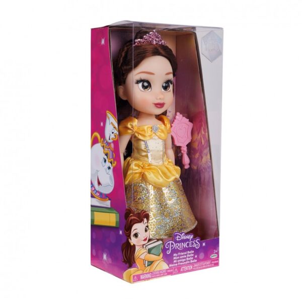 Muñeca Princesa Bella 38 cm Disney – JAKKS Pacific INTRODUCCIÓN La Muñeca Princesa Bella 38 cm Disney – JAKKS Pacific está pensada para niños y niñas a partir de 3 años que disfrutan del juego de roles y de recrear historias clásicas. Su tamaño grande aporta presencia y facilita la manipulación, mientras que la articulación permite cambiar posturas para enriquecer el juego simbólico: escenas de cuento, rutinas de preparación y momentos de cuidado. Incluye accesorios que completan la experiencia (vestido, zapatos y una tiara desmontable), además de un cabello largo suelto ideal para juegos de peinado. Una muñeca infantil con estética reconocible y detalles pensados para el uso diario. BENEFICIOS DEL JUEGO SIMBÓLICO Las muñecas de personajes ayudan a construir narrativas con referencias claras, sin limitar el juego: Desarrollo de la imaginación: inventar escenas nuevas a partir del universo de Bella o crear historias propias. Expresión emocional: representar situaciones de convivencia, decisiones y cuidado desde el juego narrativo. Empatía y cuidado: integrar rutinas como peinar, vestir y preparar al personaje. Lenguaje y comunicación: crear diálogos, describir acciones y ampliar vocabulario. Juego libre y compartido: fácil de integrar en juego con hermanos, amigos o familia. DISEÑO, MATERIALES Y CALIDAD Muñeca articulada: permite colocarla en distintas posturas para juego más expresivo. Vestuario con acabado decorativo: incluye falda con purpurina en tono platino, aportando brillo sin recargar el diseño. Rostro y pelo con estética “princesa”: ojos brillantes y cabello largo suelto para peinar. Accesorios completos: vestido, zapatos y tiara desmontable para dar variedad al juego. EXPERIENCIA DE JUEGO Y USO REAL Por su formato de 38 cm, esta muñeca se presta a un uso cotidiano: preparar a Bella, cambiarla de postura, colocar la tiara y construir escenas de cuento en casa. Funciona muy bien para juego individual (historias tranquilas y rutinas) y también para juego compartido, donde el niño o la niña puede asignar roles y turnos. Los accesorios ayudan a mantener el interés sin necesidad de muchas piezas, y el tamaño facilita que sea una muñeca “principal” dentro del rincón de juego. CARACTERÍSTICAS TÉCNICAS Marca: JAKKS Pacific Referencia: 230134 EAN: 192995230132 Altura / tamaño: 38 cm Dimensiones: 38,0 × 17,2 × 12,1 cm Edad recomendada: +3 años Tipo de muñeca: articulada Incluye: 1 muñeca, 1 vestido, 1 par de zapatos, 1 tiara desmontable Pilas: no necesita IDEAL PARA REGALAR Una opción muy sólida para cumpleaños, Navidad o como detalle especial para fans de las Princesas Disney. Encaja especialmente con niños y niñas que disfrutan del juego simbólico de cuentos: vestirse, prepararse, representar escenas y crear historias nuevas. Por tamaño y accesorios, tiene una presentación muy agradecida como regalo. SEGURIDAD Y ADVERTENCIAS Cumple normativa europea CE (según indicación del fabricante). No apta para menores de 3 años: puede contener piezas pequeñas con riesgo de atragantamiento/asfixia. Uso bajo supervisión adulta. Retirar embalajes y sujeciones antes de entregar el juguete. Las especificaciones, colores y contenidos pueden variar ligeramente respecto a imágenes o ilustraciones.