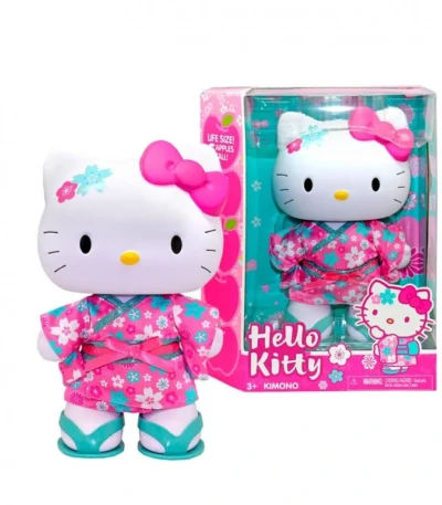 Muñeca Hello Kitty Kimono 33 cm – Famosa INTRODUCCIÓN La Muñeca Hello Kitty Kimono 33 cm – Famosa es una muñeca infantil recomendada a partir de 3 años, pensada para quienes disfrutan del juego de roles, la estética cuidada y los pequeños rituales cotidianos (vestir, cambiar accesorios, colocar en poses). Con 5 puntos de articulación, permite mover brazos, piernas y cabeza para recrear escenas, inventar historias o simplemente colocarla en una estantería. Incluye kimono y sandalias extraíbles, lo que amplía el juego simbólico con cambios de look y preparación. Como detalle diferencial, la muñeca incorpora un suave aroma a manzana, que añade una capa sensorial a la experiencia. BENEFICIOS DEL JUEGO SIMBÓLICO Este tipo de muñeca para niños aporta valor especialmente en juego narrativo y de rutinas: Desarrollo de la imaginación: crear escenarios (paseos, celebraciones, viajes) con un personaje icónico. Expresión emocional: representar calma, cuidado y situaciones sociales desde el juego. Empatía y cuidado: rutinas como vestir, descalzar, preparar y acompañar al personaje. Lenguaje y comunicación: inventar diálogos y relatos sencillos durante el juego. Juego libre y narrativo: se adapta a diferentes edades y estilos, desde juego activo hasta colección. DISEÑO, MATERIALES Y CALIDAD Estética Hello Kitty con inspiración japonesa: kimono con estampados y colores vivos, pensado para destacar en mano y en exposición. Ropa y calzado extraíbles: el kimono y las sandalias se pueden quitar para variar el look. Articulación funcional (5 puntos): facilita posar la muñeca y manipularla con comodidad. Detalle sensorial: aroma a manzana, un elemento distintivo frente a otras muñecas del segmento. EXPERIENCIA DE JUEGO Y USO REAL La Muñeca Hello Kitty Kimono 33 cm – Famosa encaja muy bien en el día a día por su formato: es lo bastante grande para manejarla con facilidad y lo bastante compacta para llevarla de una habitación a otra. El hecho de que la ropa y las sandalias sean extraíbles favorece sesiones cortas de juego (cambiar, preparar, posar) y también juego compartido, donde se negocian roles y escenas. Además, su diseño la hace apta tanto para juego como para exposición en estantería, especialmente si en casa ya hay otros productos de Sanrio. CARACTERÍSTICAS TÉCNICAS Marca: Famosa Referencia: KTMJ5000 EAN: 8056379205166 Altura / tamaño: 33 cm Edad recomendada: +3 años Tipo de muñeca: articulada (5 puntos) Ropa y calzado: kimono y sandalias extraíbles Aroma: manzana Pilas: no necesita IDEAL PARA REGALAR Un regalo muy adecuado para cumpleaños, Navidad u ocasiones especiales para peques fans de Hello Kitty y para quienes disfrutan del juego simbólico de vestir, preparar y representar escenas. También encaja bien como detalle para coleccionistas o para niños y niñas que aprecian el diseño y los accesorios, gracias a su estética cuidada y el elemento aromático diferencial. SEGURIDAD Y ADVERTENCIAS Cumple normativa europea CE (según indicación general del fabricante). No recomendada para menores de 3 años: puede contener piezas pequeñas con riesgo de atragantamiento/asfixia. Uso bajo la vigilancia directa de un adulto. Retirar embalaje y sujeciones antes de entregar el juguete al niño. Las especificaciones, colores y contenidos pueden variar ligeramente respecto a imágenes o ilustraciones.